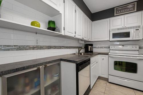 203-17800 Atlantic Blvd, Sunny Isles Beach, FL, 33160-2799 | Card Image