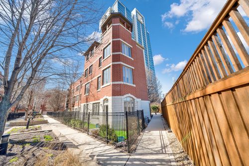 324 E 17th St, Chicago, IL, 60616-1157 | Card Image