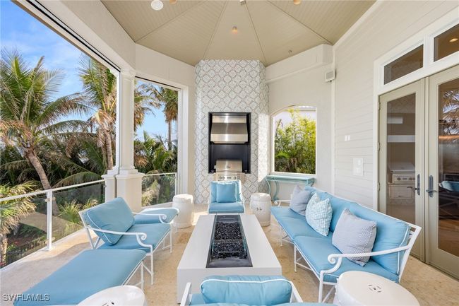 Soaring ceiling, custom features, ideal for entertaining | Image 22
