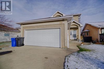 752 Red Crow Blvd W, House other with 4 bedrooms, 4 bathrooms and 4 parking in Lethbridge AB | Image 2