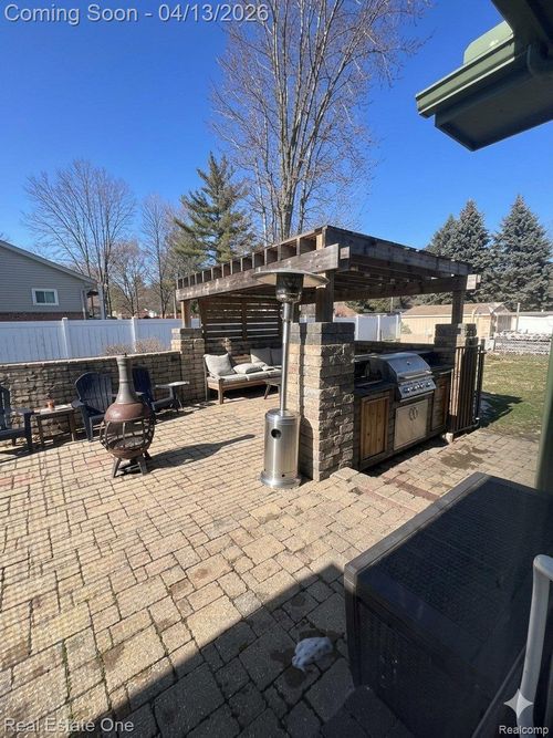 664 John R Rd, Rochester Hills, MI, 48307-2351 | Card Image