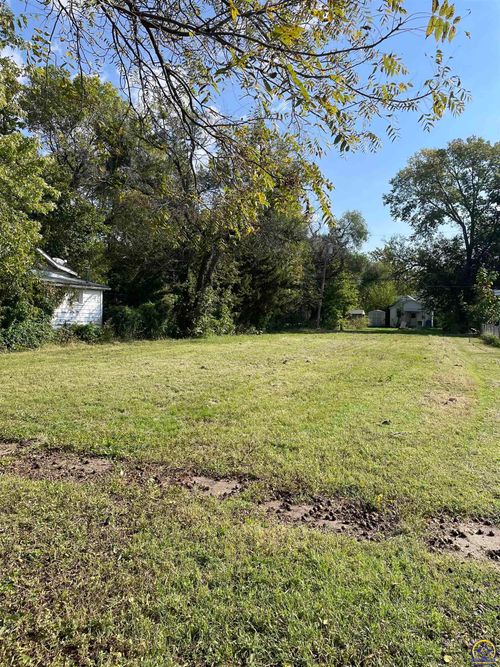 220 Cottonwood St, Emporia, KS, 66801-3850 | Card Image