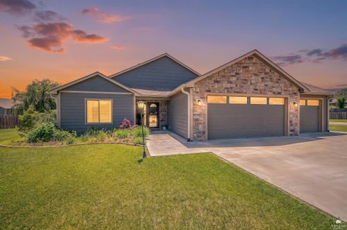 8892 Regina Ln, Manhattan, KS, 66502-1573 | Card Image