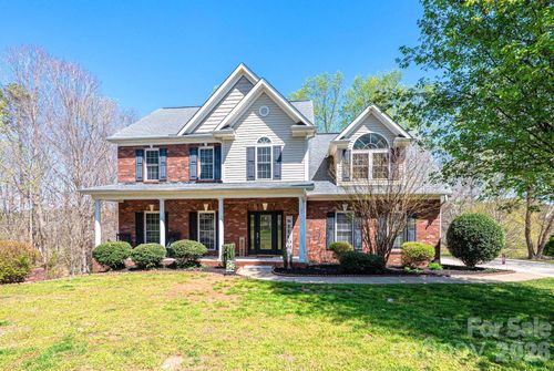 2586 Henry Falls Dr, Hickory, NC, 28602-9482 | Card Image