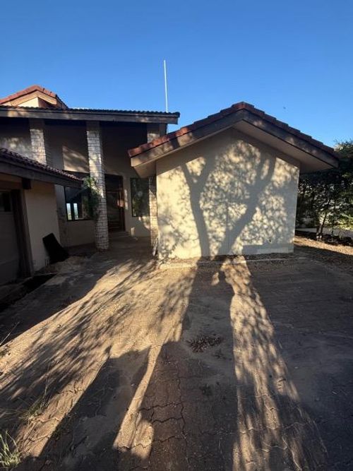 310 Golf Crest Ln, Lakeway, TX, 78734-4634 | Card Image