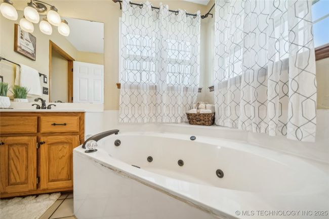 28002 Us 75 Hwy, House other with 4 bedrooms, 4 bathrooms and null parking in Ochelata OK | Image 27