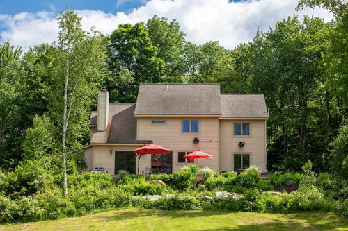 384 Adams Dr, Londonderry, VT, 05148-9401 | Card Image