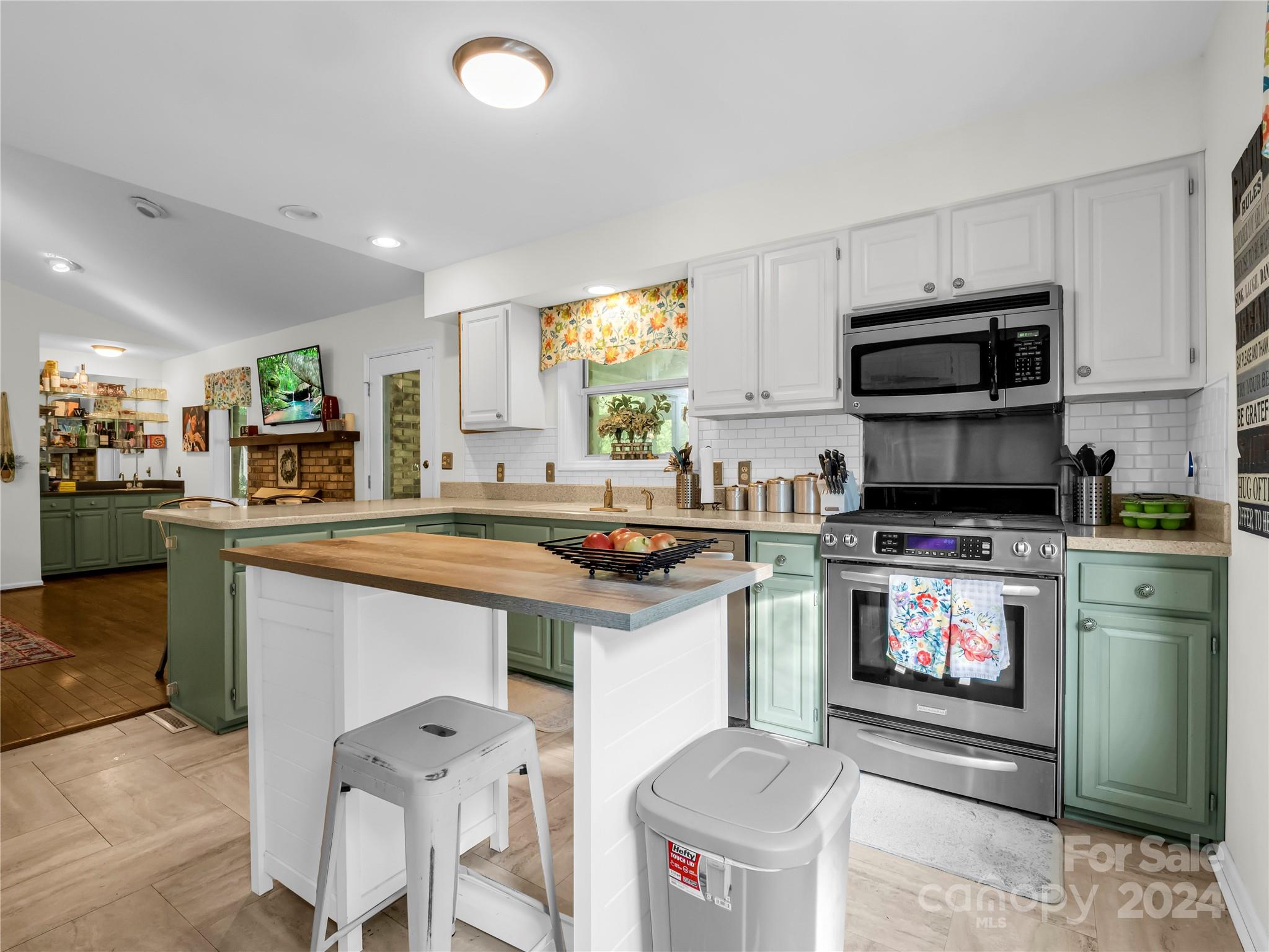 Chariot Ct, Hendersonville, NC 28791