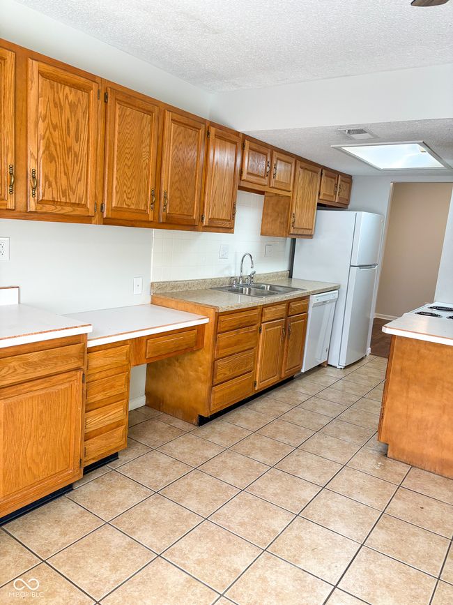 2770 Two Worlds Dr, Condo with 2 bedrooms, 2 bathrooms and null parking in Columbus IN | Image 9