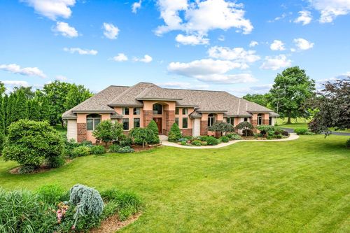 6638493 N Woodlake Cir, Oconomowoc, WI, 53066-6306 | Card Image