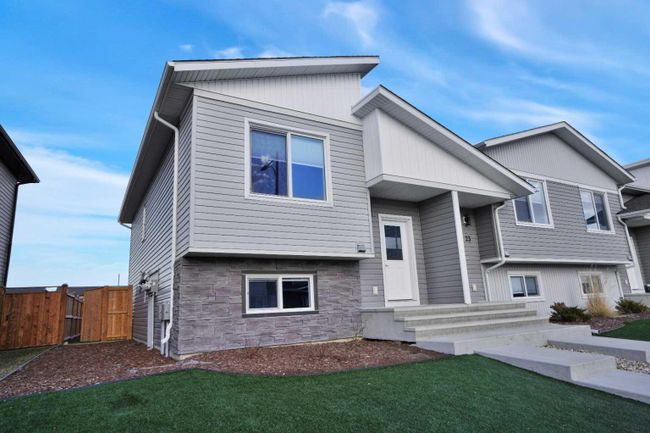 21 Iron Gate Boulevard, Home with 4 bedrooms, 2 bathrooms and 2 parking in Sylvan Lake AB | Image 3