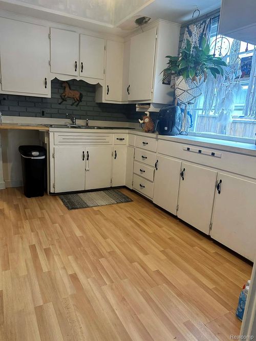 3405 Sherwood Dr, Flint, MI, 48503-2372 | Card Image