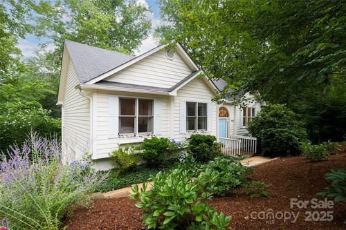 106 Goldfinch Ln, Asheville, NC, 28803-9005 | Card Image