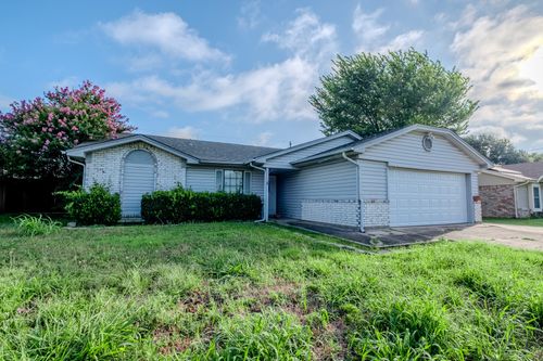 1321 Mercedes St, Benbrook, TX, 76126-2807 | Card Image