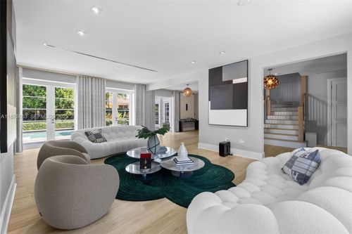 2887 Pine Tree Dr, Miami Beach, FL, 33140-4331 | Card Image