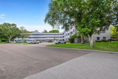 53 - 2295 Americus Boulevard E, Condo with 2 bedrooms, 2 bathrooms and null parking in CLEARWATER FL | Image 3