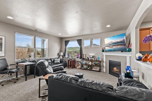 2264 College Way, Medford, OR, 97504-5531 | Card Image