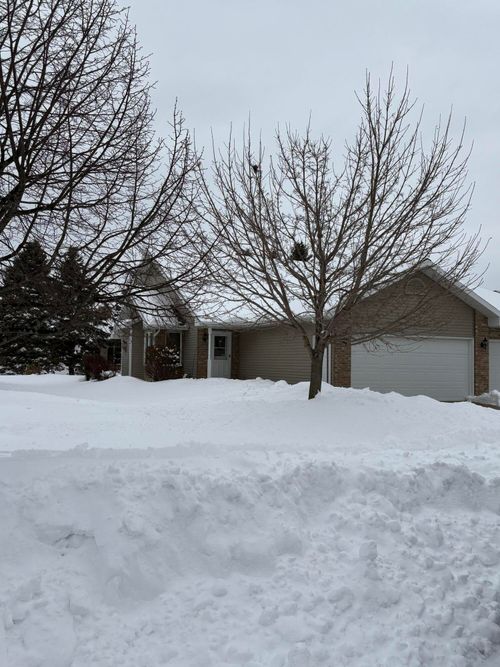 338 Woodridge Pl, Manitowoc, WI, 54220-7169 | Card Image