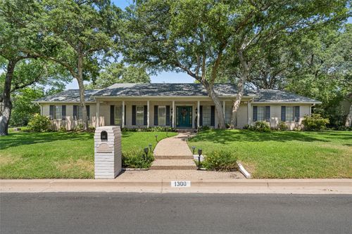 1300 Circlewood Dr, Waco, TX, 76712-2402 | Card Image