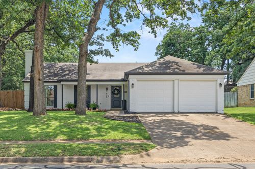 408 Thorn Wood Dr, Euless, TX, 76039-2482 | Card Image