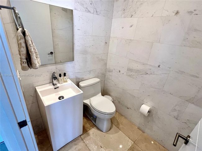 APT-4505 - 848 Brickell Key Dr, Condo with 3 bedrooms, 4 bathrooms and null parking in Miami FL | Image 24