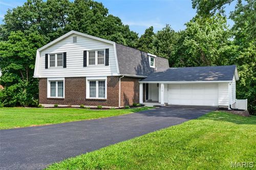 12215 Country Manor Ln, Saint Louis, MO, 63141-6611 | Card Image