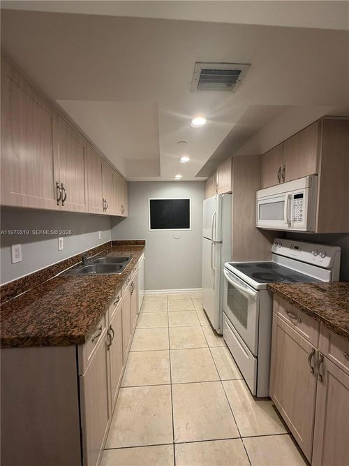 n907-17600 N Bay Rd, Sunny Isles Beach, FL, 33160-2873 | Card Image