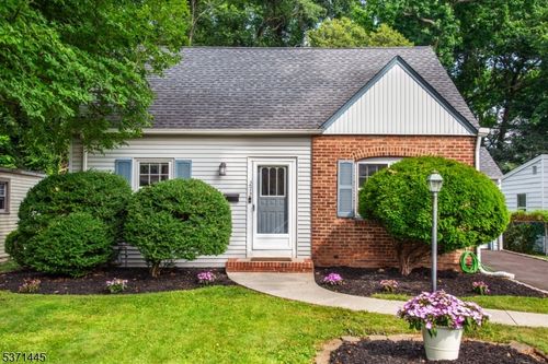 272 Forest Dr, Union, NJ, 07083-7939 | Card Image
