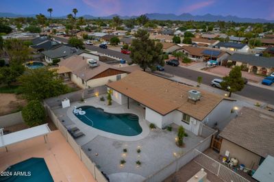 Charming exterior (solar) lighting and clean landscaping | Image 1