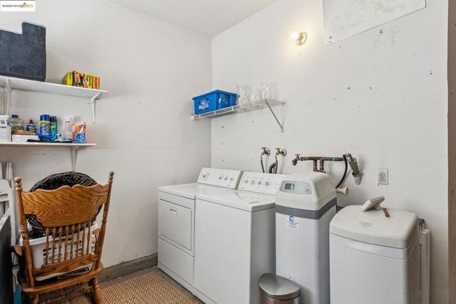 664 Prince Albert Way, Home with 2 bedrooms, 2 bathrooms and 1 parking in Brentwood CA | Image 38
