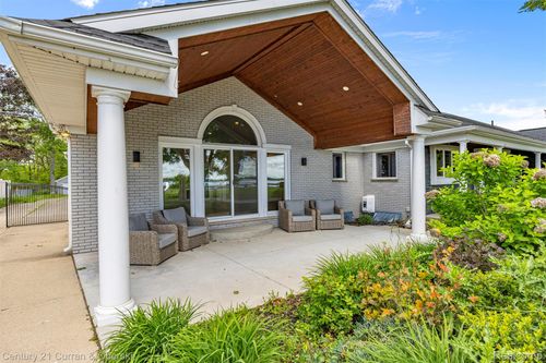23722 E River Rd, Grosse Ile, MI, 48138-1582 | Card Image