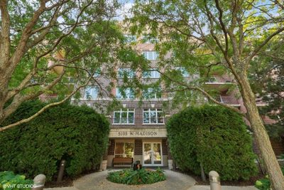 610 - 5105 Madison Street, Condo with 2 bedrooms, 2 bathrooms and 3 parking in Skokie IL | Image 1