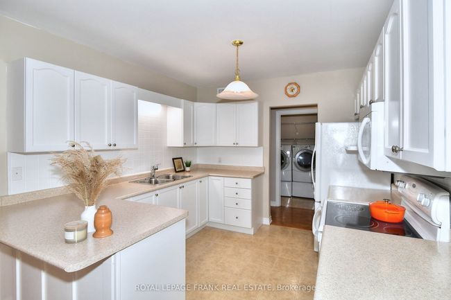 7 Village Cres, Condo with 3 bedrooms, 3 bathrooms and 1 parking in Peterborough ON | Image 7