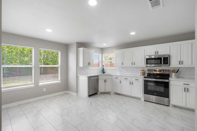 521 Pine St, House other with 3 bedrooms, 2 bathrooms and null parking in Crowley TX | Image 8