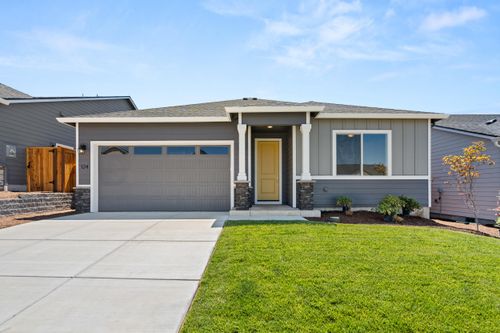 15-124 Valemont Dr, Eagle Point, OR, 97524-8652 | Card Image