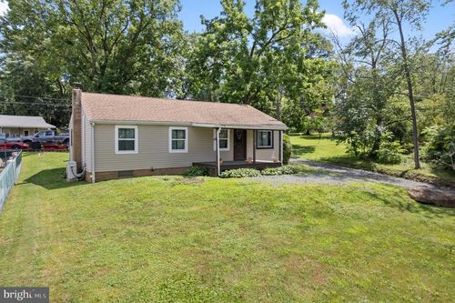1087 Chestnut St, Douglassville, PA, 19518-9010 | Card Image