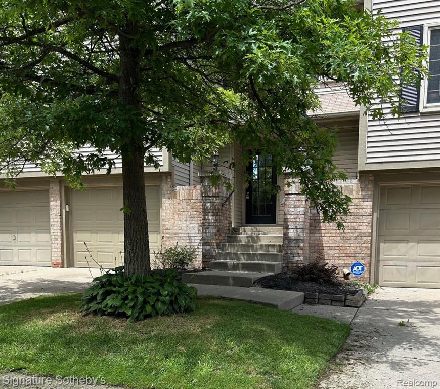 Colonial Oaks Dr, Waterford, MI 48327 #1