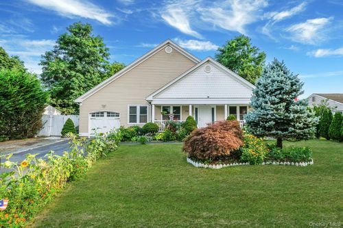 32 Tamarack St, Central Islip, NY, 11722-4730 | Card Image