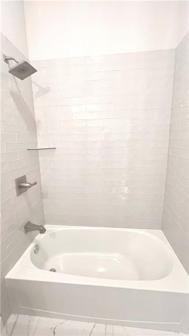 Bathroom with shower / washtub combination | Image 33