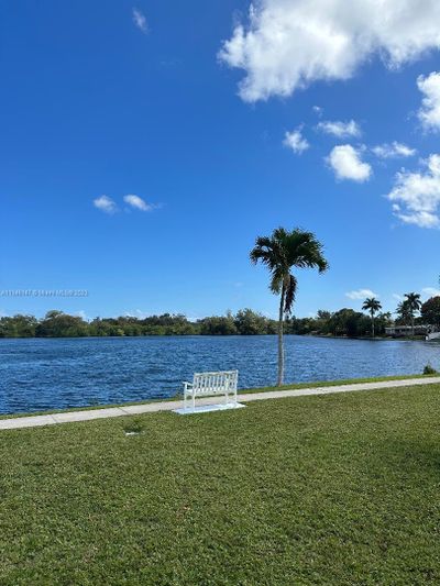 316 - 2300 Park Ln, Condo with 2 bedrooms, 2 bathrooms and null parking in Hollywood FL | Image 1