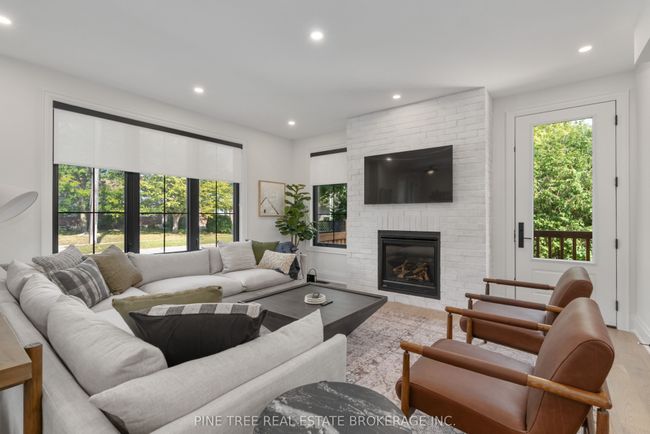 271 Codrington St, House other with 4 bedrooms, 5 bathrooms and 2 parking in Barrie ON | Image 4