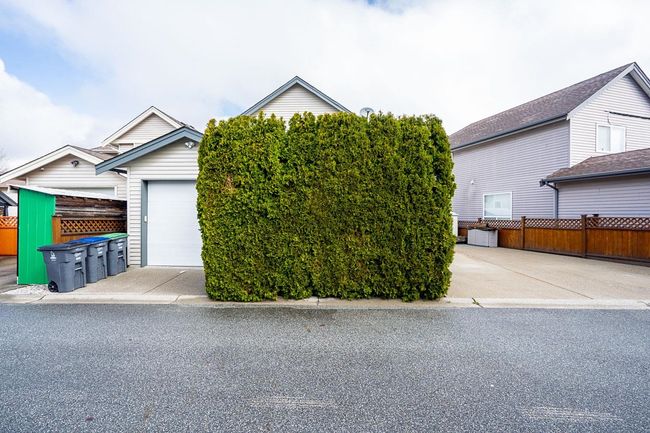 18566 67 A Avenue, House other with 5 bedrooms, 3 bathrooms and 3 parking in Surrey BC | Image 33