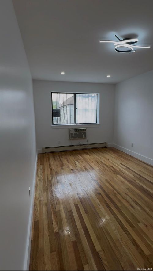 3-94-28 53rd Ave, Elmhurst, NY, 11373-4658 | Card Image