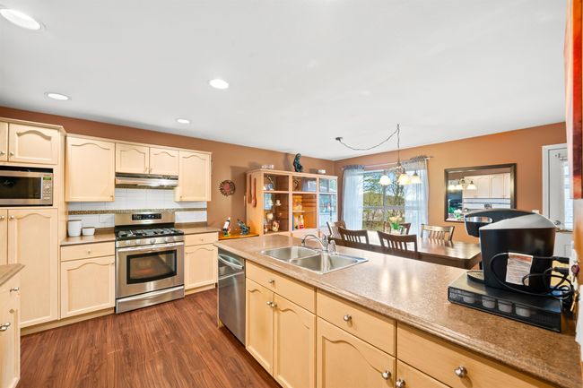 3302 Robson Dr, House other with 5 bedrooms, 3 bathrooms and 6 parking in Coquitlam BC | Image 4