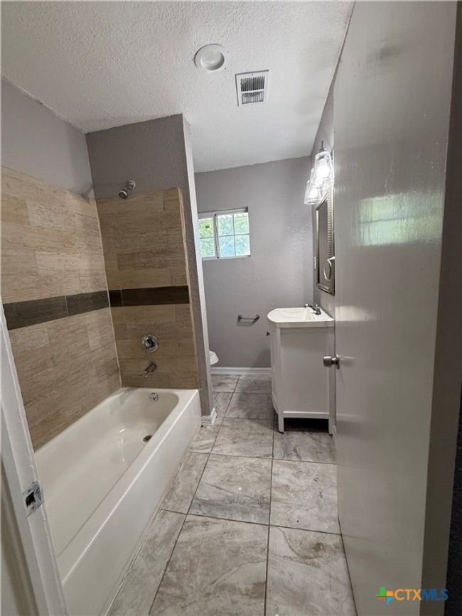 302 Smith St, House other with 3 bedrooms, 2 bathrooms and null parking in Gonzales TX | Image 18