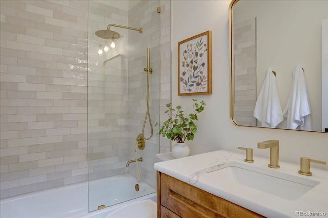 Upstairs Bath | Image 18