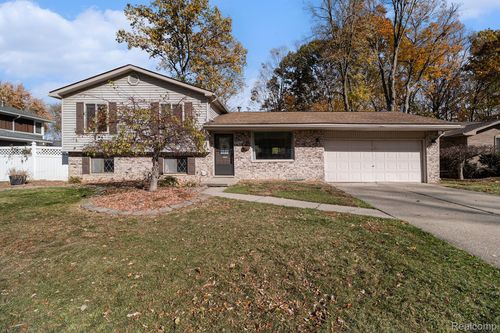 52372 D W Seaton Dr, Chesterfield, MI, 48047-4506 | Card Image