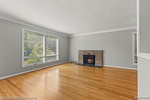 320 Catalpa Dr, Royal Oak, MI, 48067-1246 | Card Image