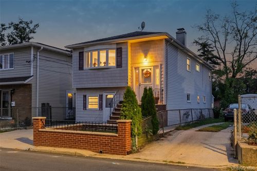 138 Carnegie Ave, Elmont, NY, 11003-1215 | Card Image