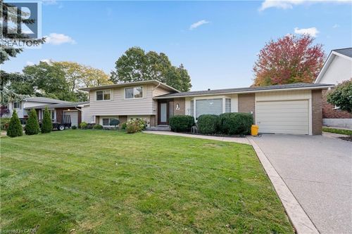 11 George St, Grimsby, ON, L3M3Y5 | Card Image